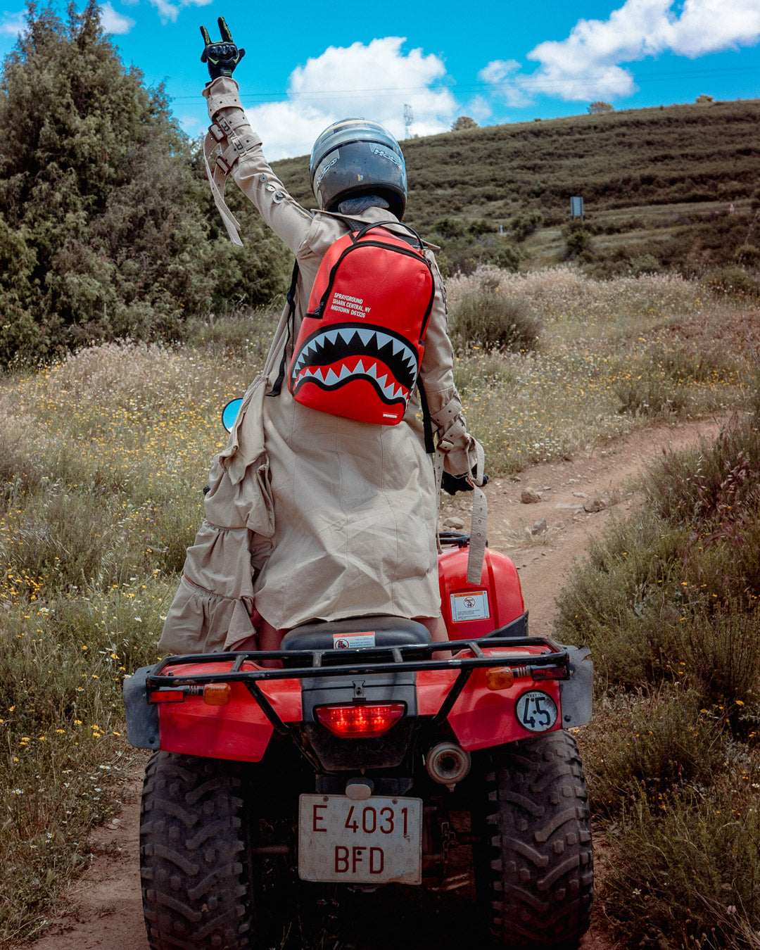 SHARK CENTRAL (RED) (DLXV)