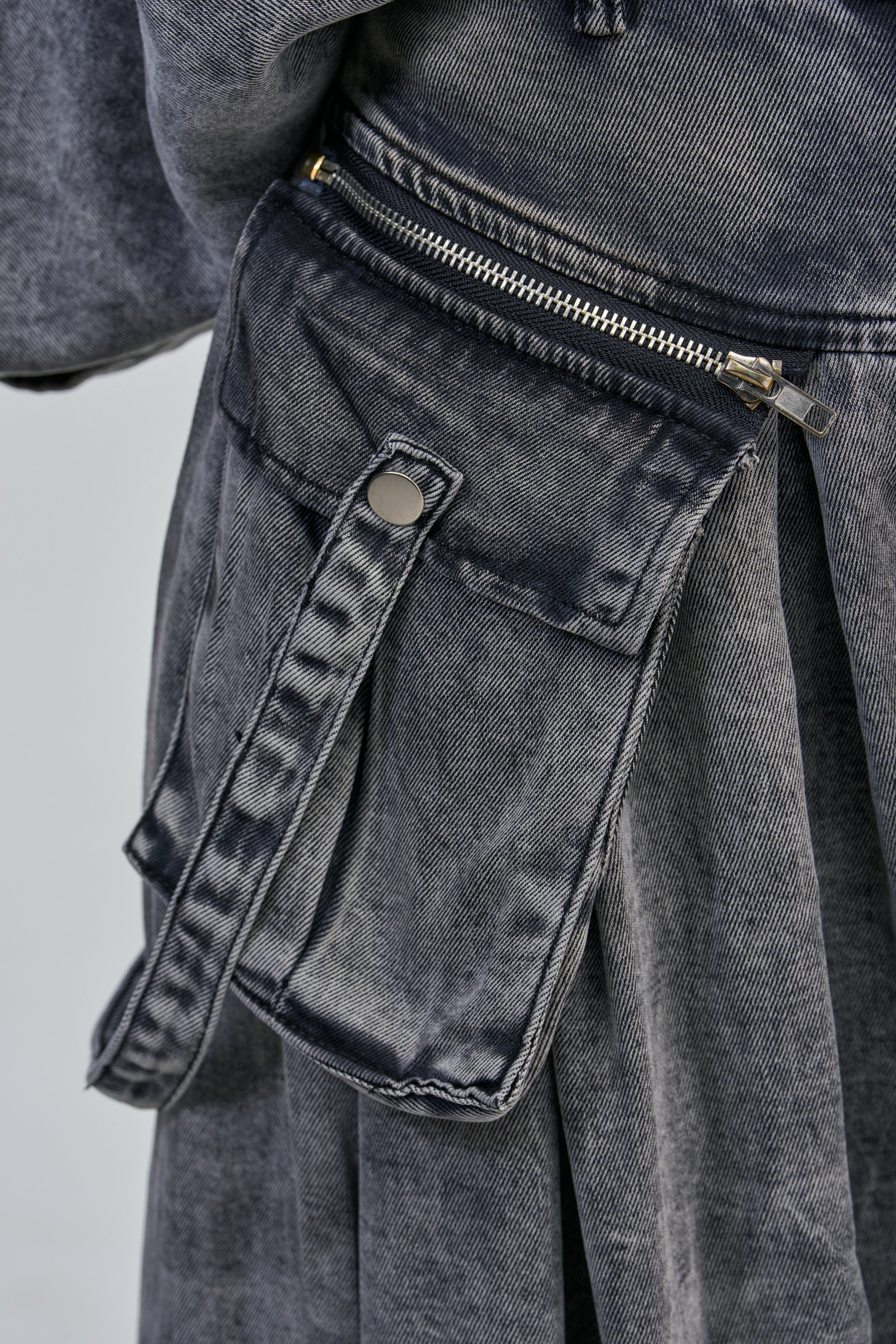 DRIFTING AWAY CARGO DENIM IN CHARCOAL