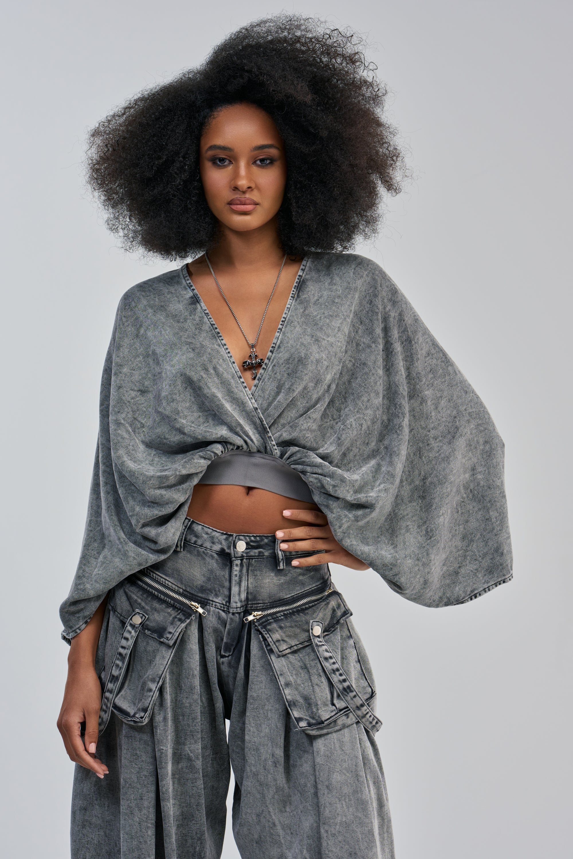 DRIFTING AWAY BLOUSE IN CHARCOAL