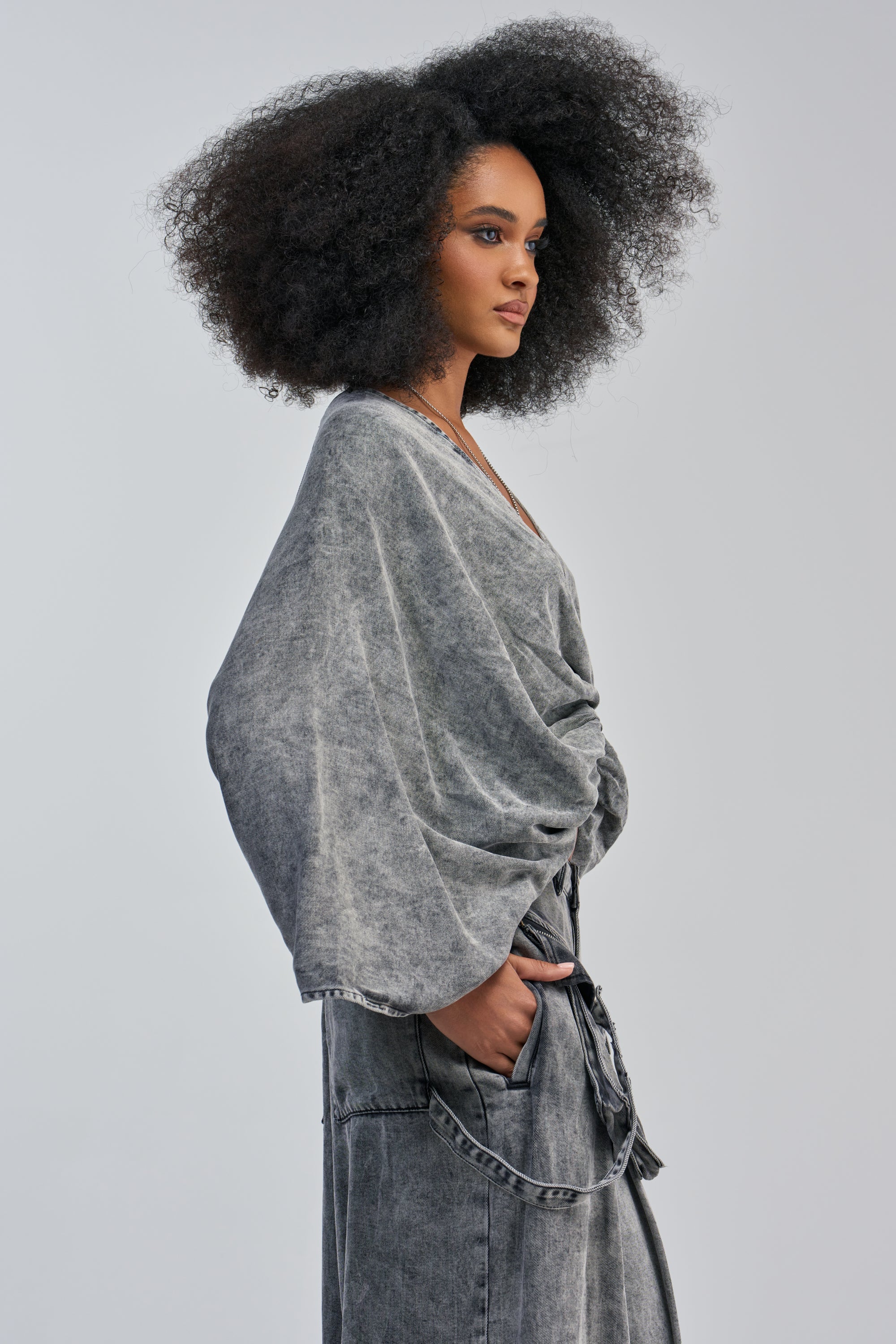 DRIFTING AWAY BLOUSE IN CHARCOAL