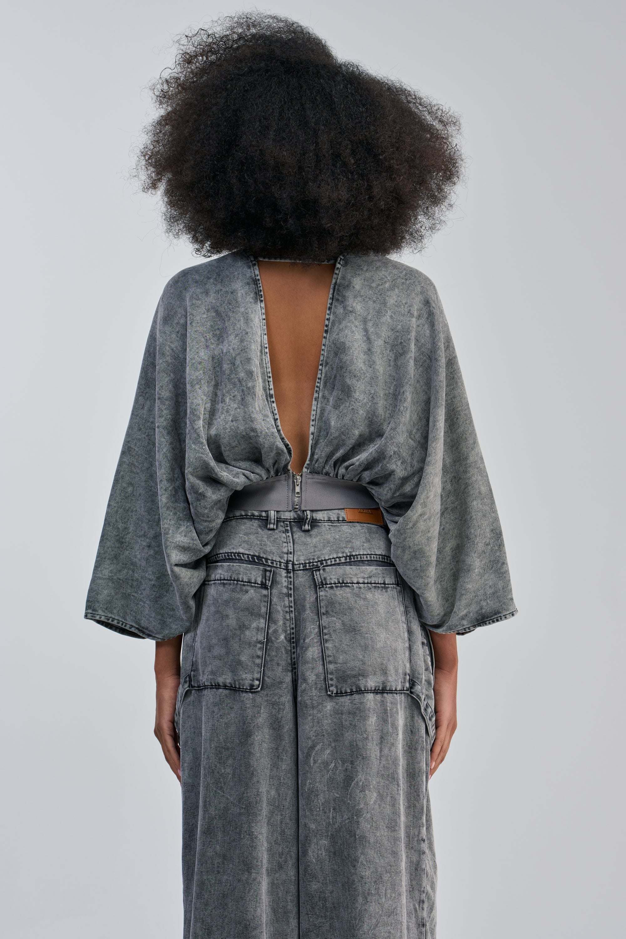 DRIFTING AWAY BLOUSE IN CHARCOAL