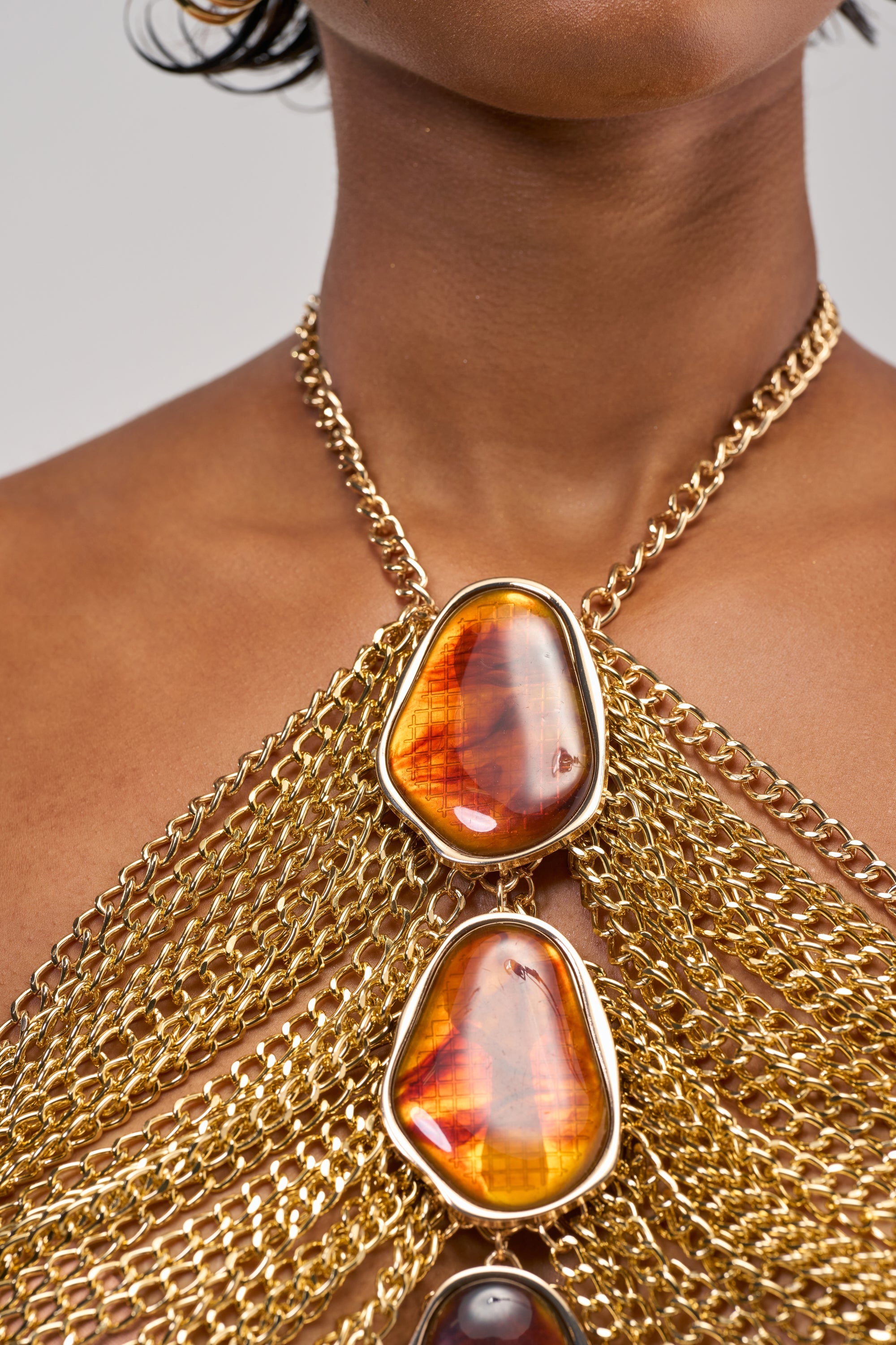 ALL EYES ON ME CHAIN TOP